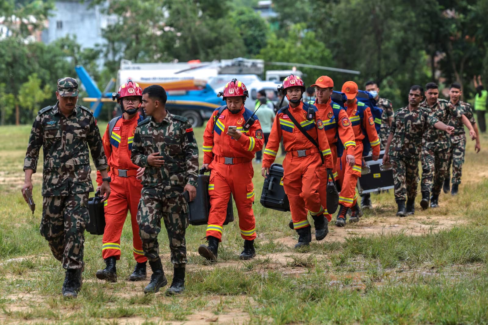 Nepal e China intensificam buscas por 3.000 desaparecidos; 633 corpos foram encontrados
