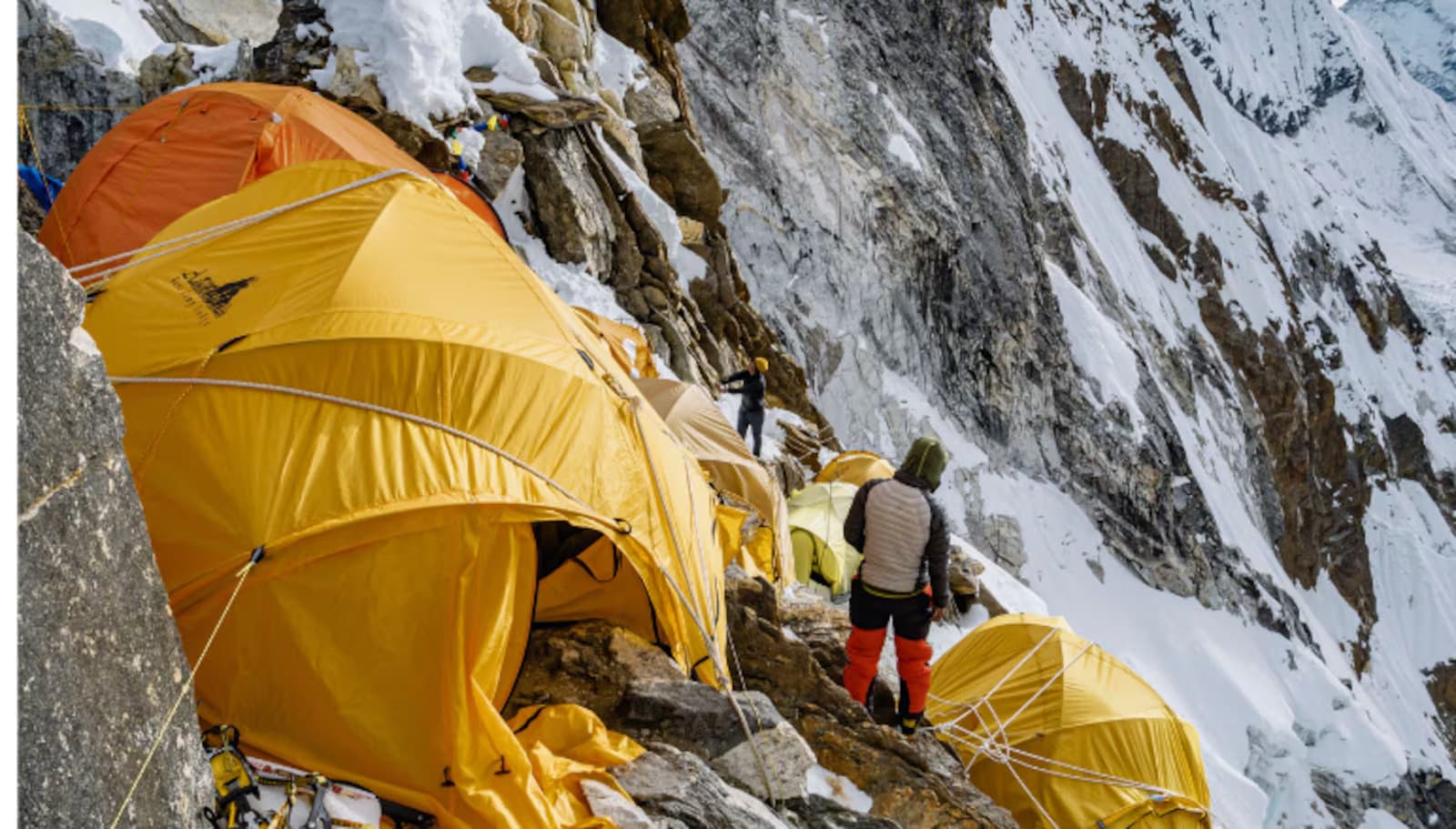 Urina de alpinistas contribui para derretimento de geleira no Monte Everest, diz estudo