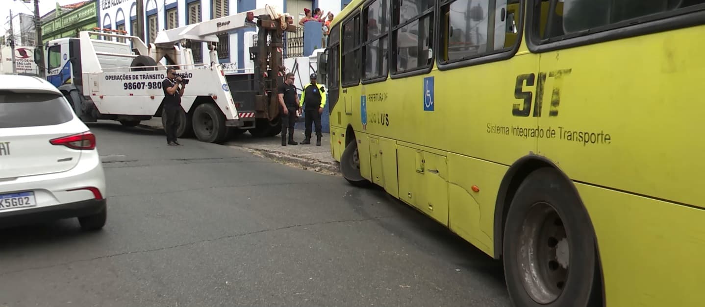 Ônibus quase colide com muro de escola no Centro de São Luís