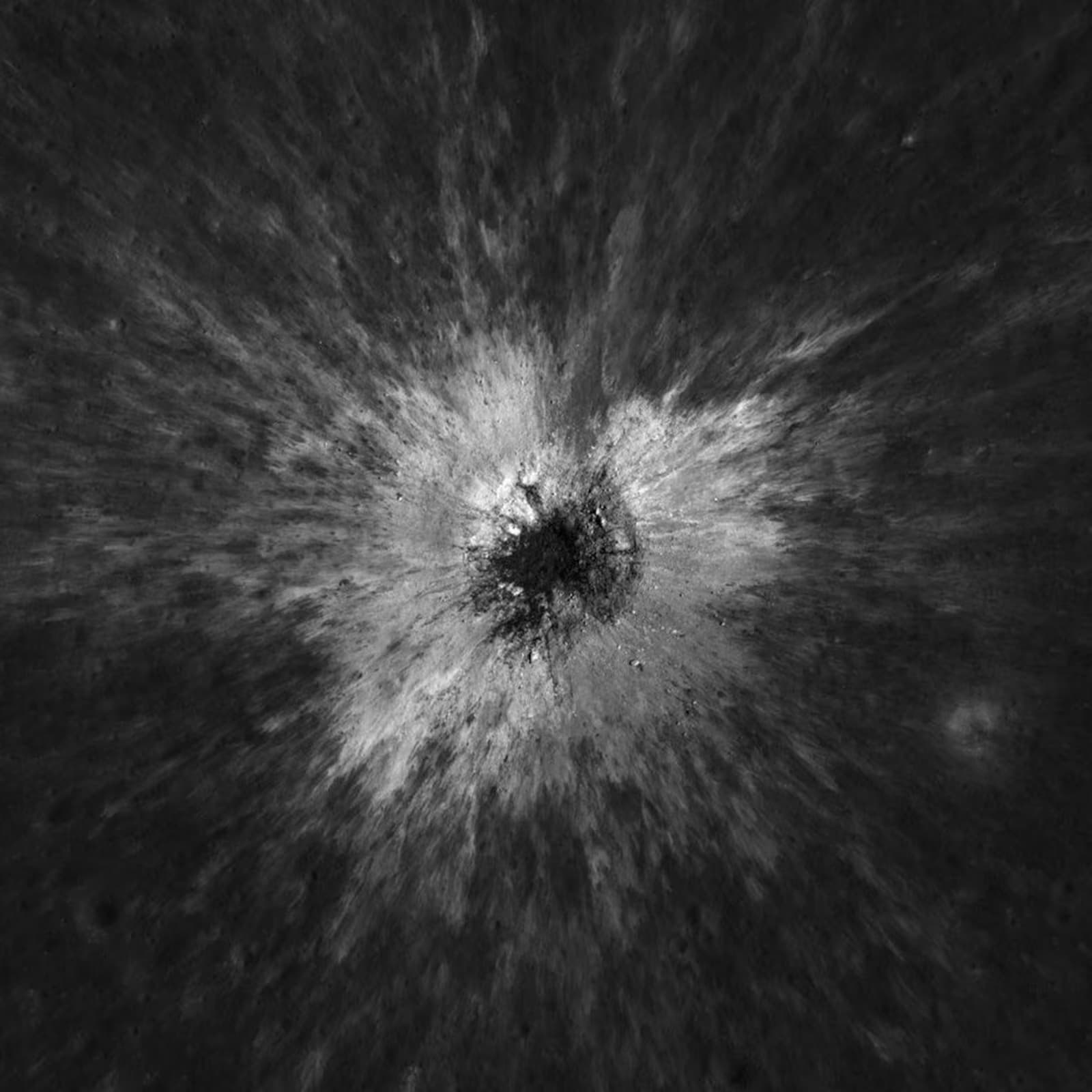 Orbitador lunar localiza nova cratera ‘única na vida’ na Lua