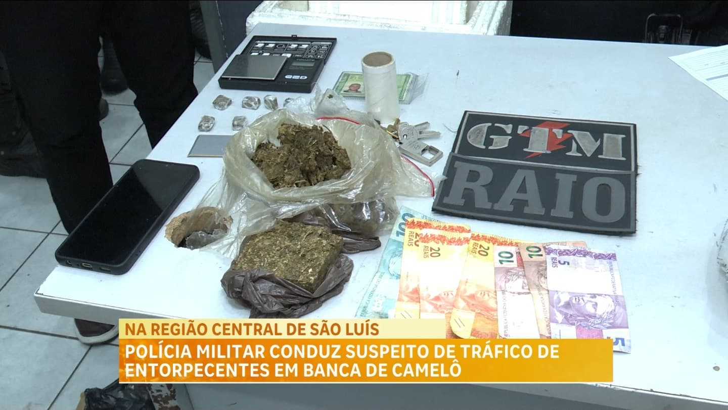 Polícia conduz suspeito de vender drogas em banca de camelô no centro de São Luís