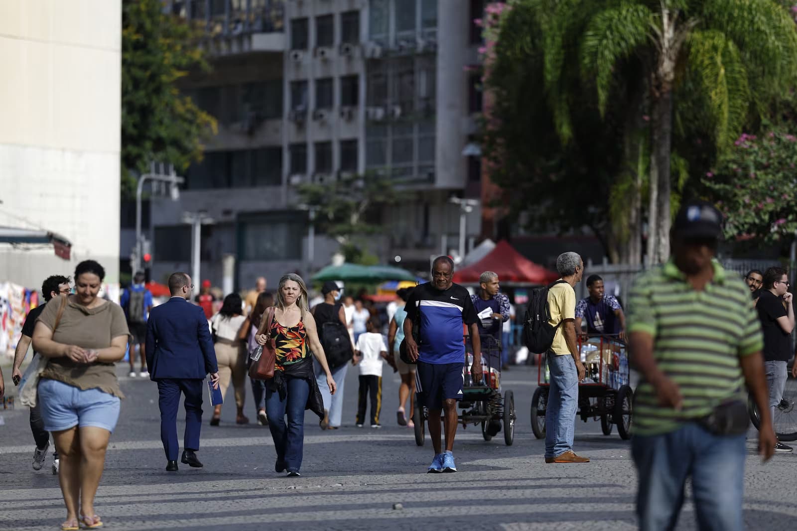 Desemprego registra mínima histórica em agosto, mas 5,8 milhões ainda buscam trabalho