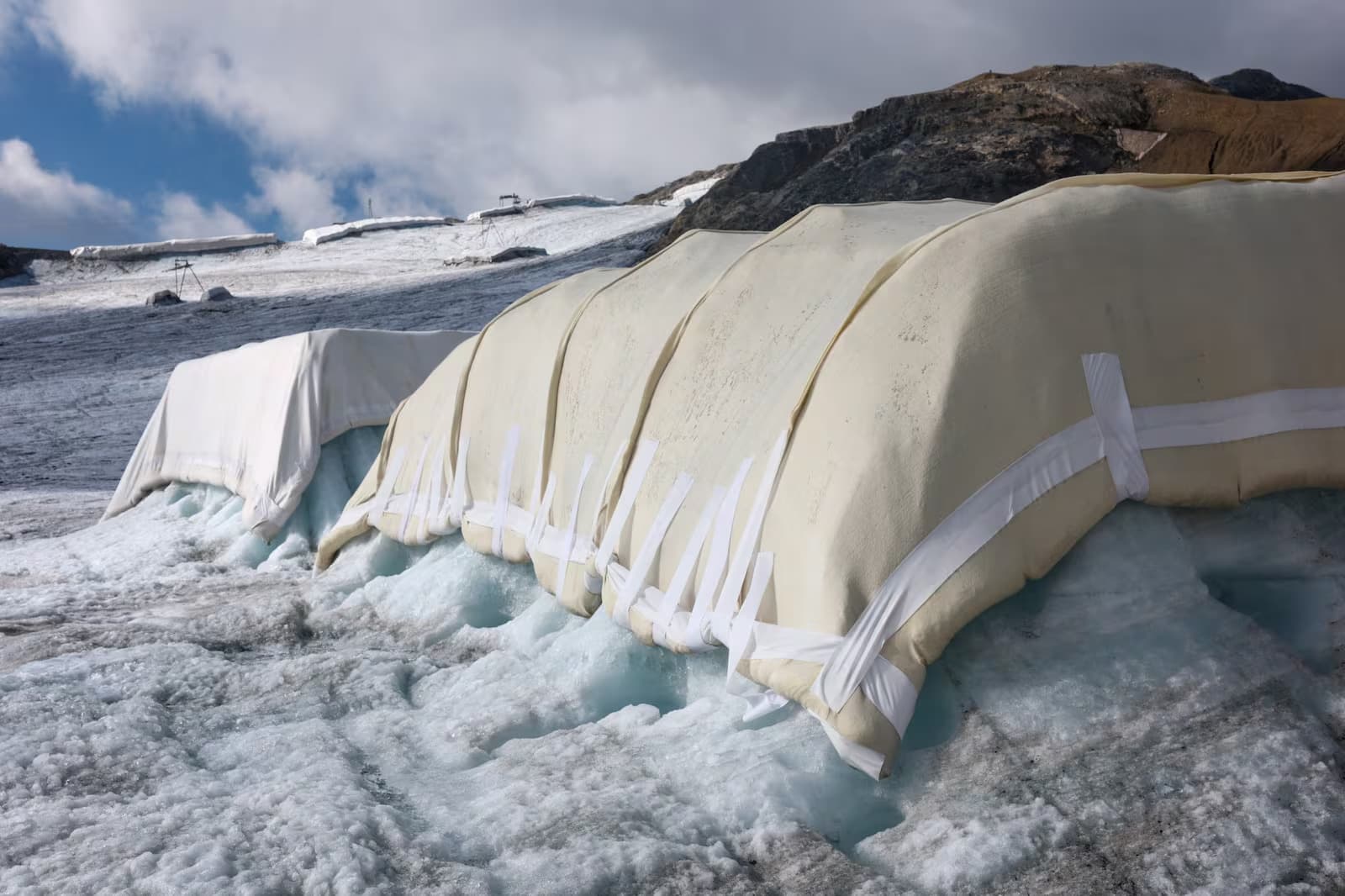 Cientistas testam cobertor gigante de lã para evitar o derretimento das geleiras