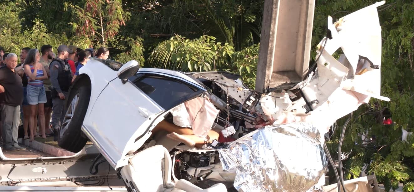 Pai e filho morrem após carro colidir contra poste na Avenida Jerônimo de Albuquerque
