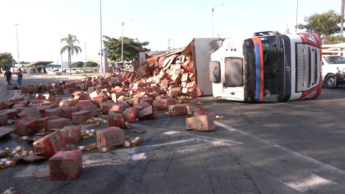 Carreta contendo óleo de cozinha tomba próximo ao Aeroporto de São Luís