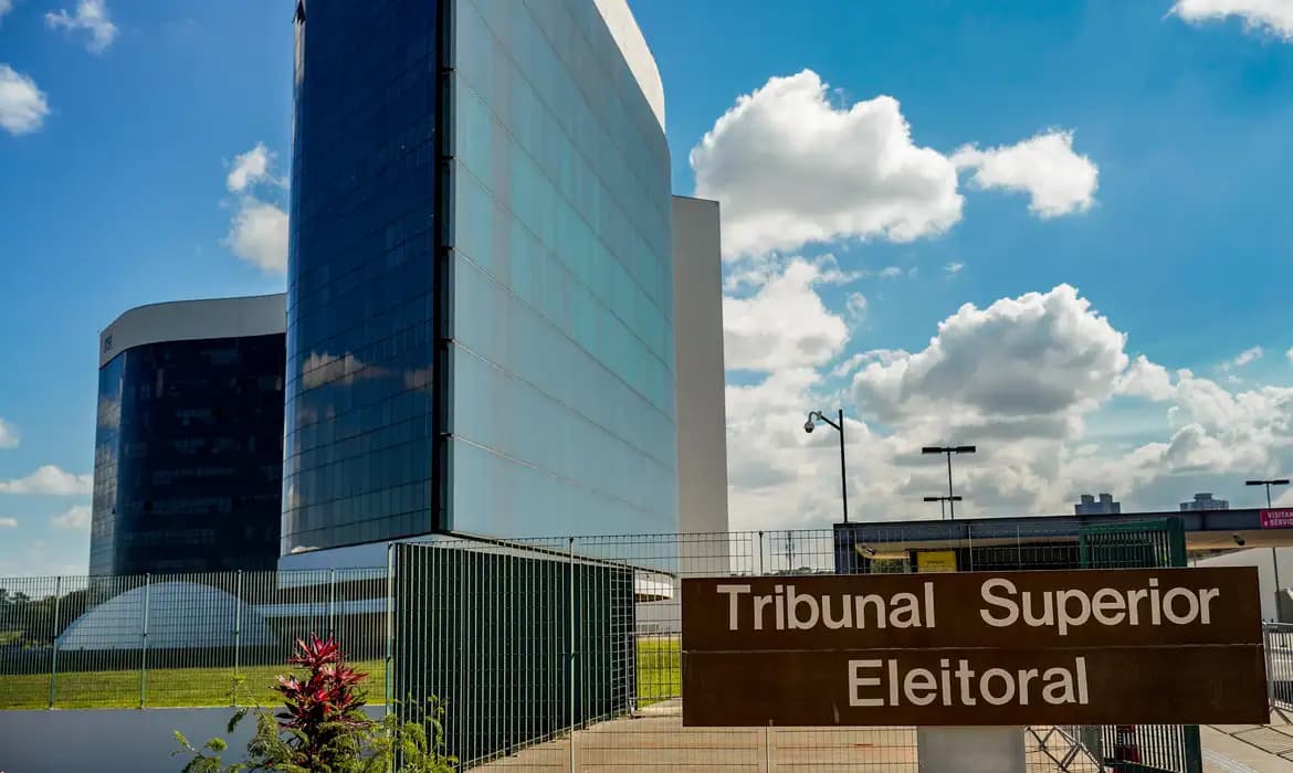 Ministro do TSE veta suspensão do canal Exército do Lula