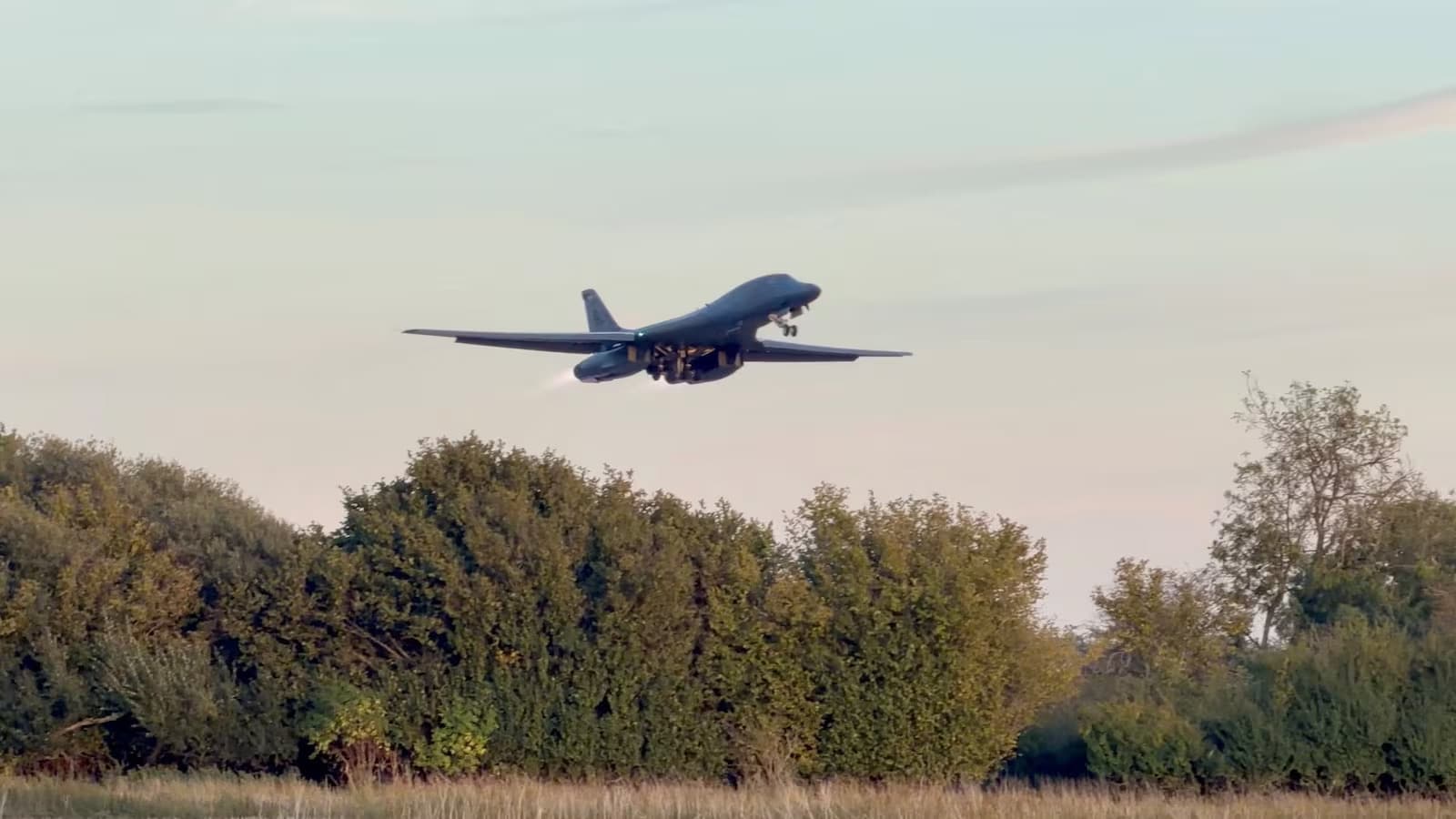 Em meio a suposta conspiração do Irã, EUA retiram bombardeiros de base britânica
