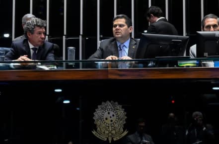 Governo calcula ter número suficiente de senadores para aprovar fim da escala 6x1