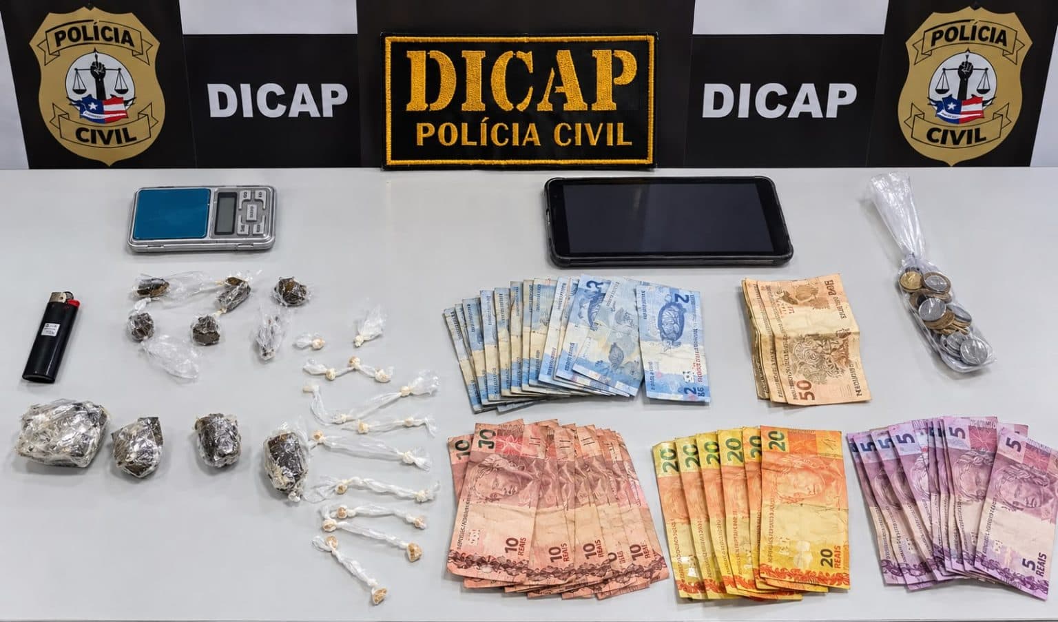 Homem é preso e adolescente é apreendido por suspeita de tráfico de drogas em Timon