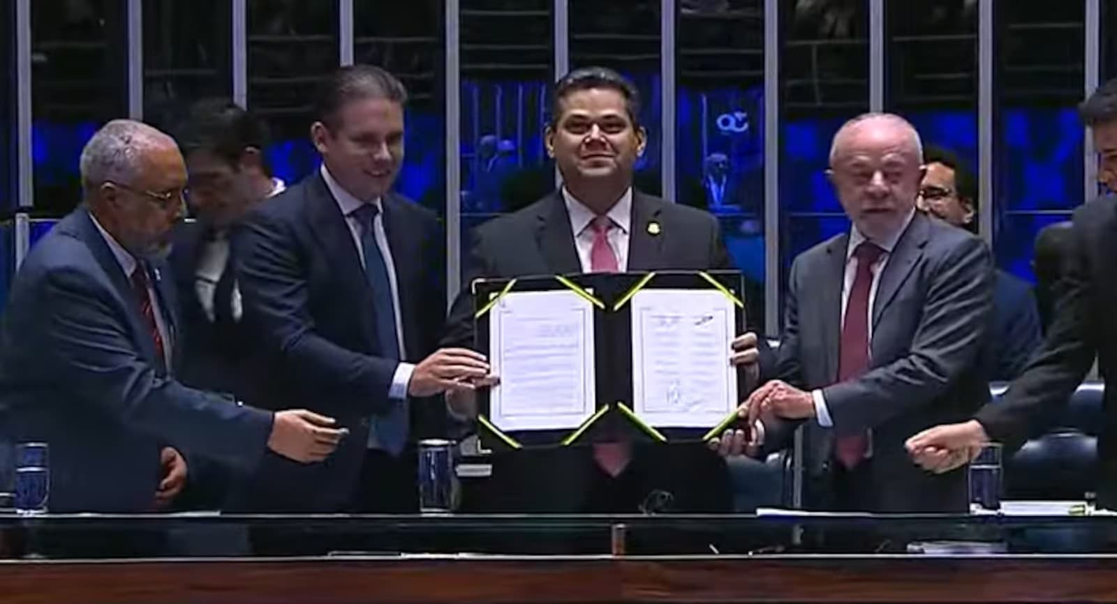 ‘Impactos incalculáveis’, diz Alcolumbre ao promulgar PEC que acaba com escala 6x1
