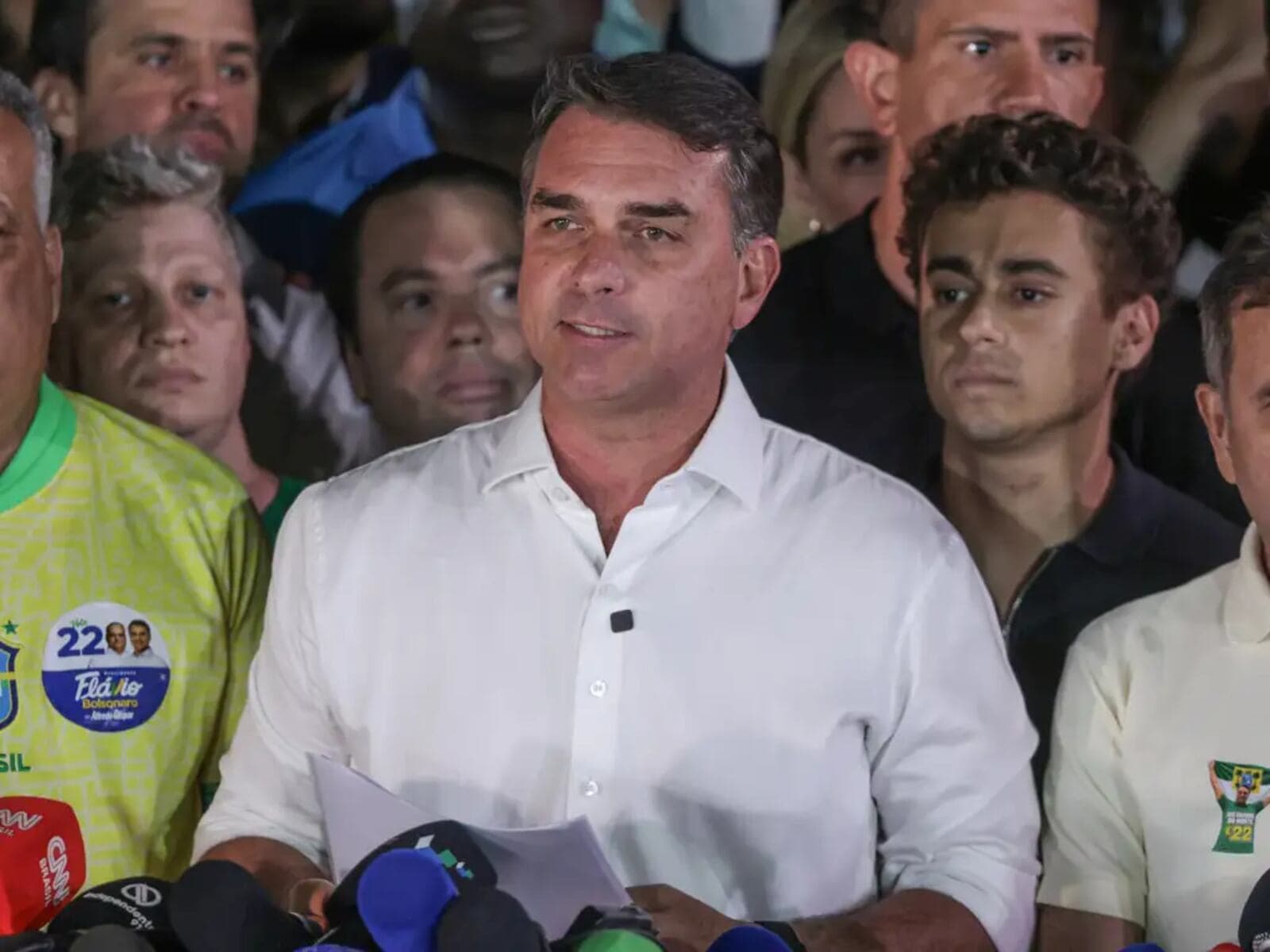 Piloto diz ter recebido informação de que Flávio Bolsonaro está em lista de passageiros para Argentina