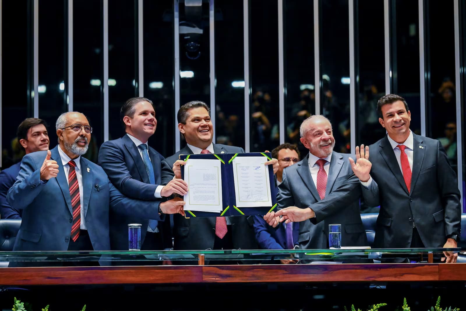 Fim da escala 6x1 e PEC da Segurança mobilizam governo e oposição na disputa eleitoral