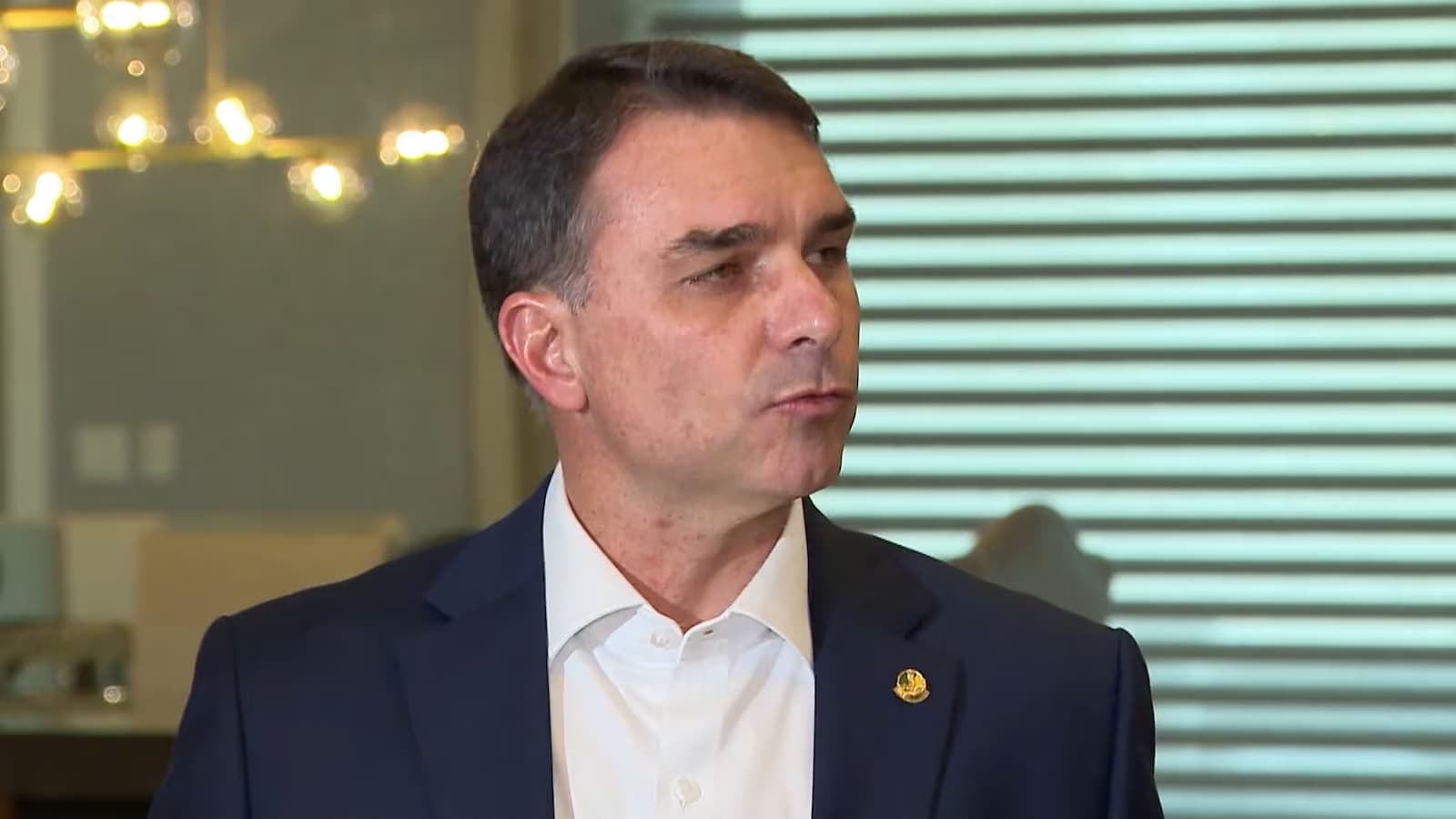 ‘Família Bolsonaro sai desgastada’ após derrota de Flávio e possível fuga do país