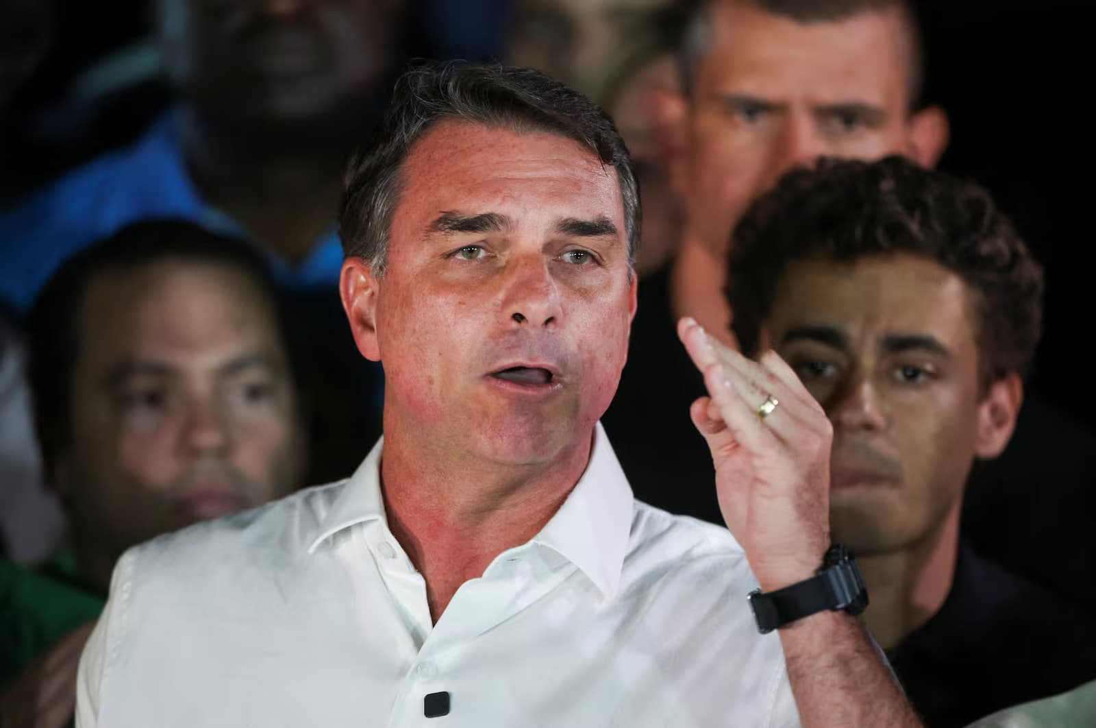 Flávio Bolsonaro não reconhece derrota e diz que pedirá anulação da eleição