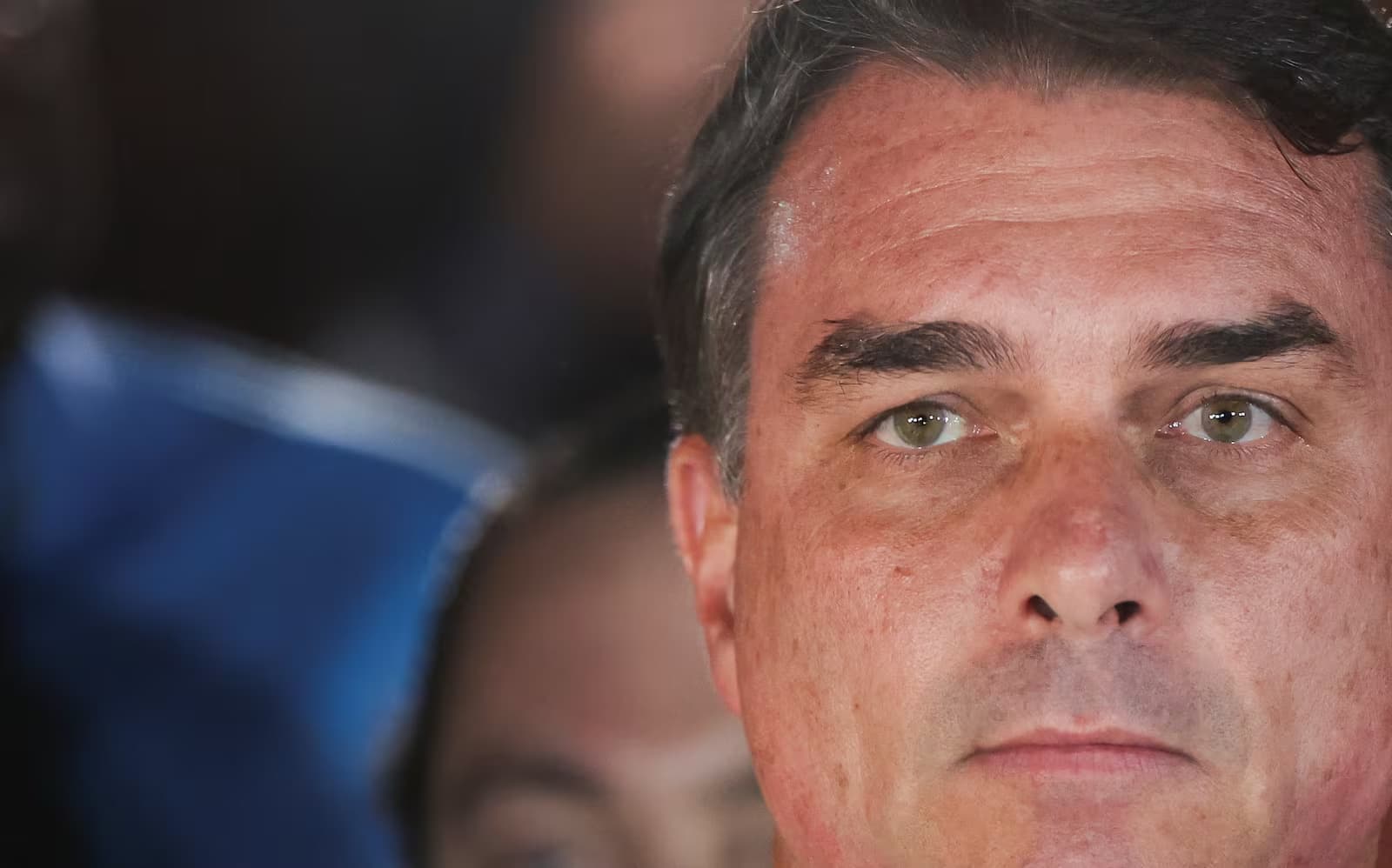 Entenda por que o visto de 1 ano de Flávio não significa asilo e o que é preciso para extradição